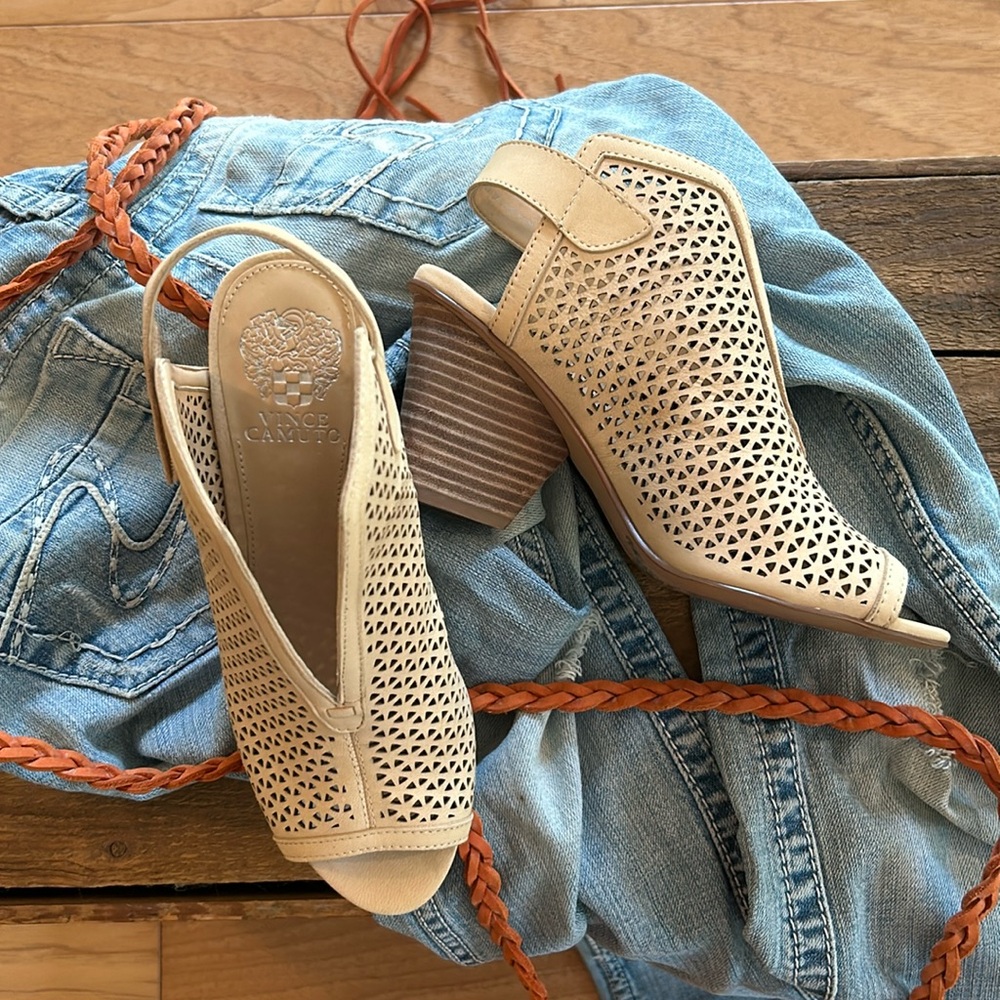 VGUC: Vince Camuto Stacked Heel Slingback